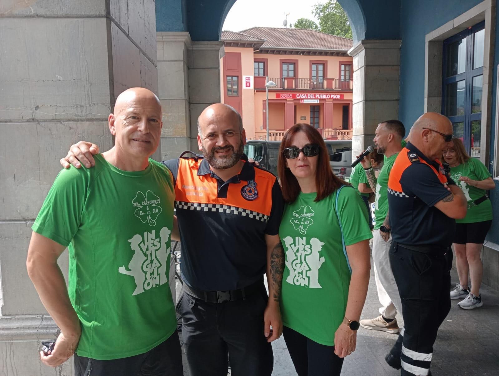 Doscientas personas marchan y escancian en Laviana para combatir la ELA