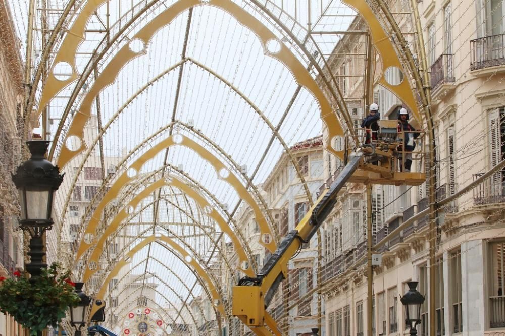 Instalación de las luces de Navidad en la calle Larios.