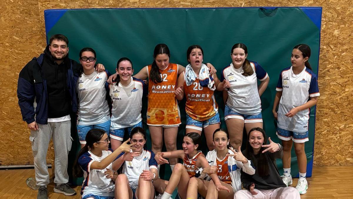 El infantil femenino posa tras su victoria.