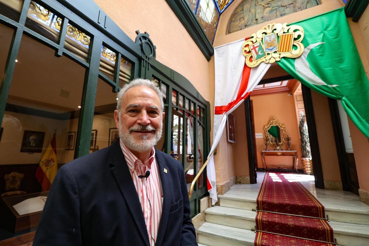 Indalecio Carbonell, presidente del Círculo Industrial, ante la bandera dispuesta a modo de arco de entrada en la sede de la entidad.