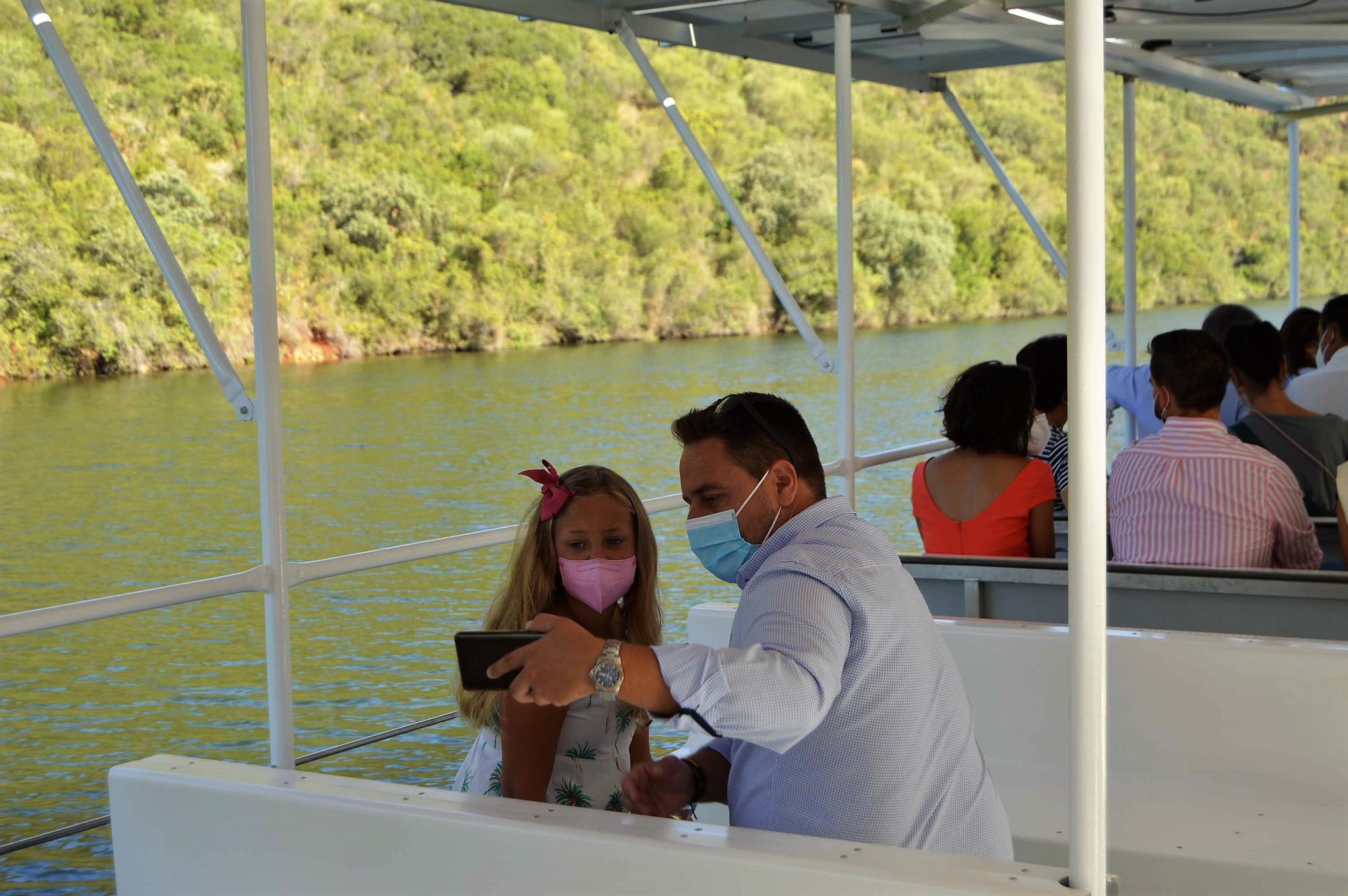 El barco solar de Hornachuelos realiza su paseo inaugural