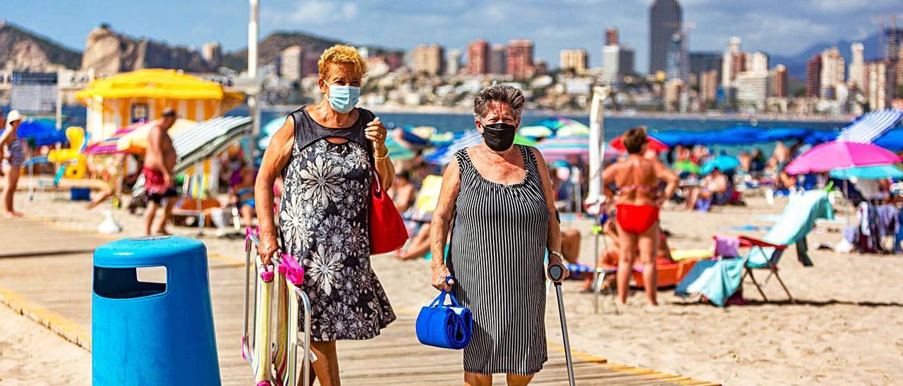 Ayuntamientos madrileños relanzan sus viajes de mayores a Benidorm ante la falta del Imserso