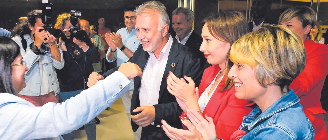 Ángel Víctor Torres saluda a Carolina Darias, ayer, en el Auditorio Alfredo Kraus.