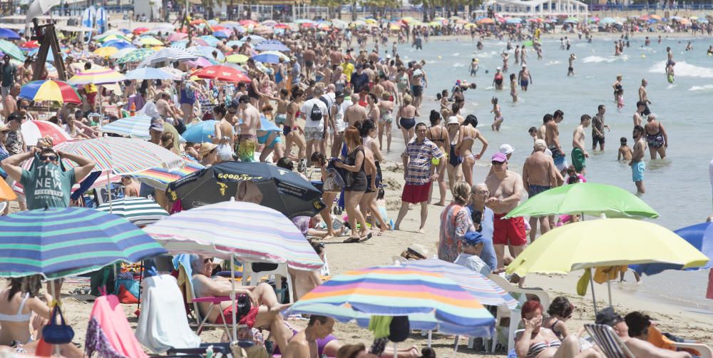 La playa del Postiguet repleta de gente