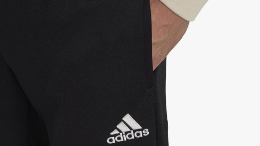 Adidas arrasa con este pantalón de chándal por menos de 20€