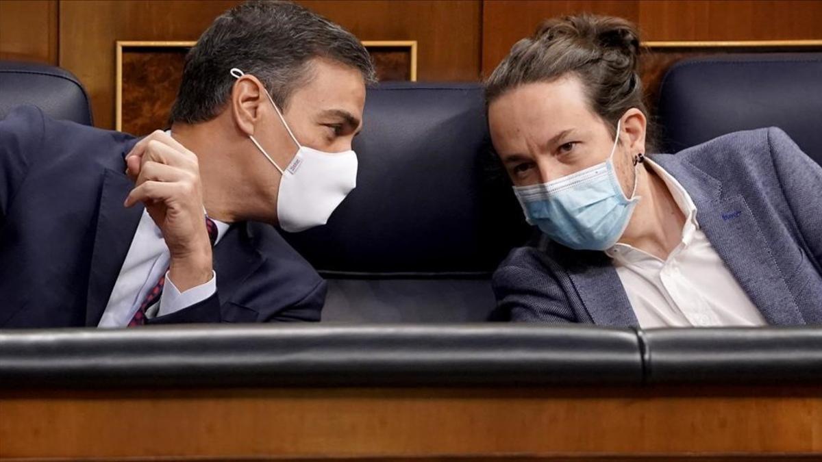 El presidente del Gobierno, el socialista Pedro Sánchez, junto a su vicepresidente y líder de Podemos, Pablo Iglesias, en el Congreso.