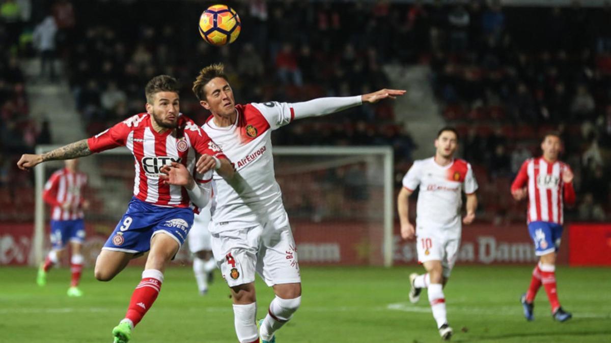 Portu y Raíllo pugnan por un balón