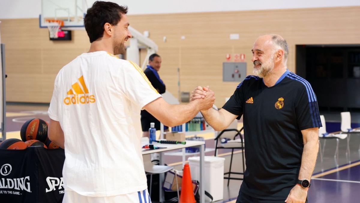 Los jugadores del Madrid celebran la vuelta rápida de Laso