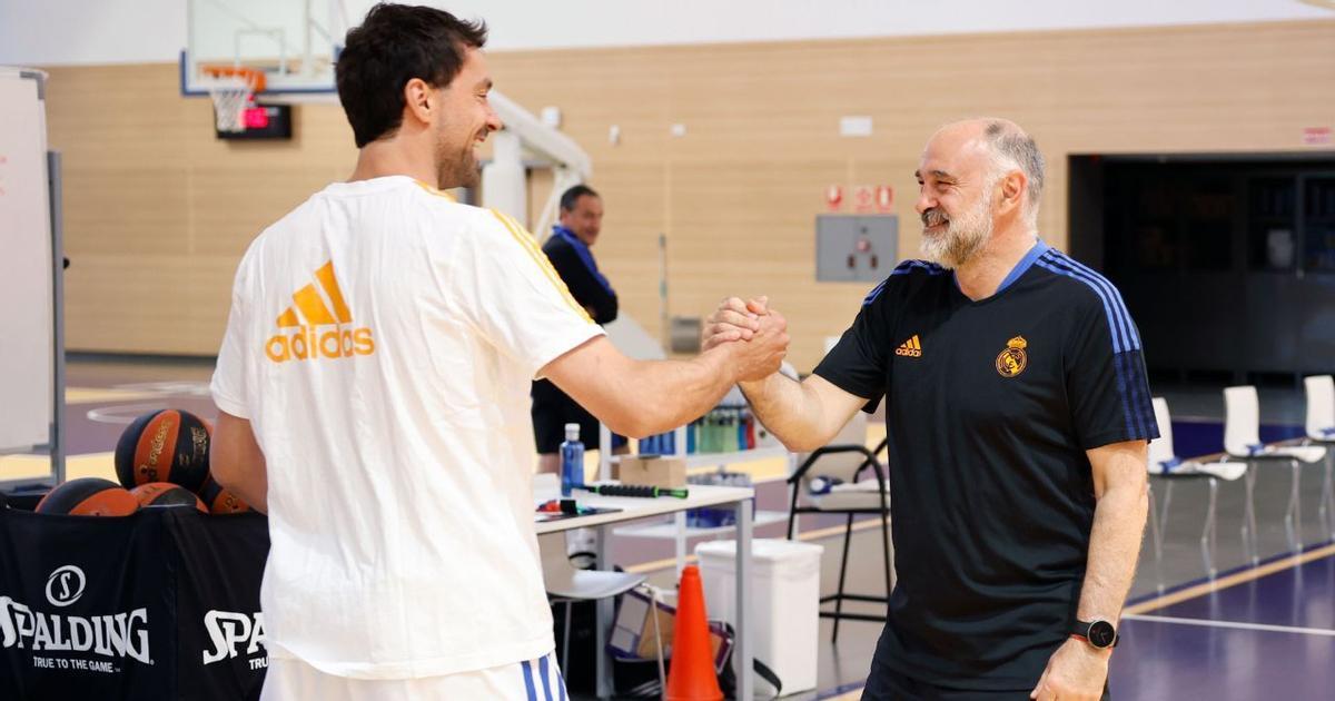 Los jugadores del Madrid celebran la vuelta rápida de Laso