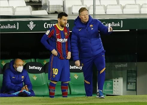 Messi, en el momento de entrar en el Villamarín, recibiendo instrucciones de Koeman.