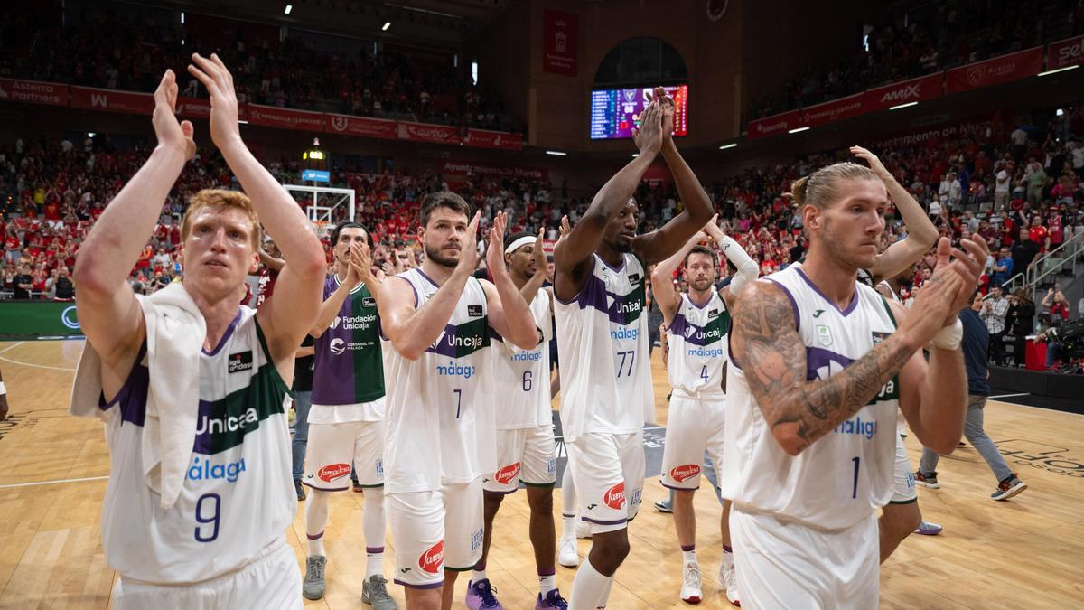 Los jugadores del Unicaja agradecen a la afición tras el tercer partido.