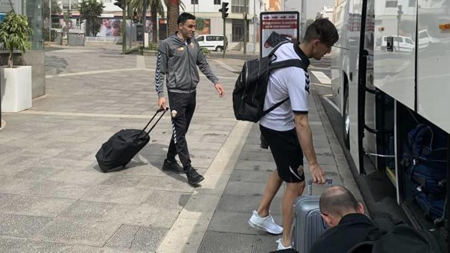 Ramón Folch y Edgar Badia, ayer, metiendo las maletas en el autocar para cambiar de hotel en Tenerife.