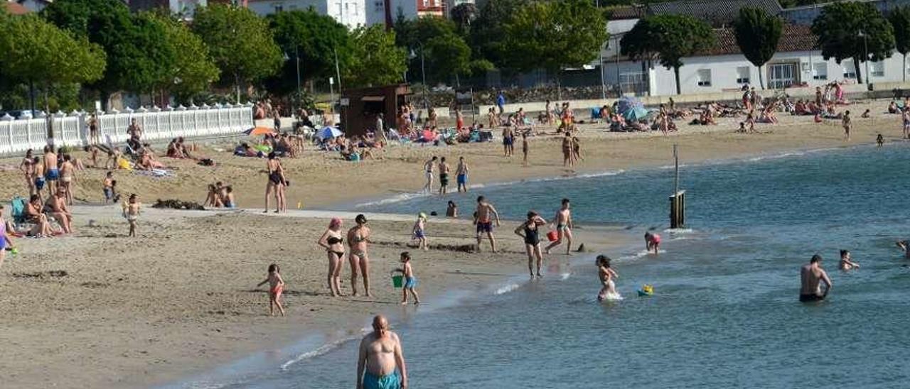 Bañistas en la playa de bandera azul de Vilaxoán tras recuperar la arena perdida. // Noé Parga