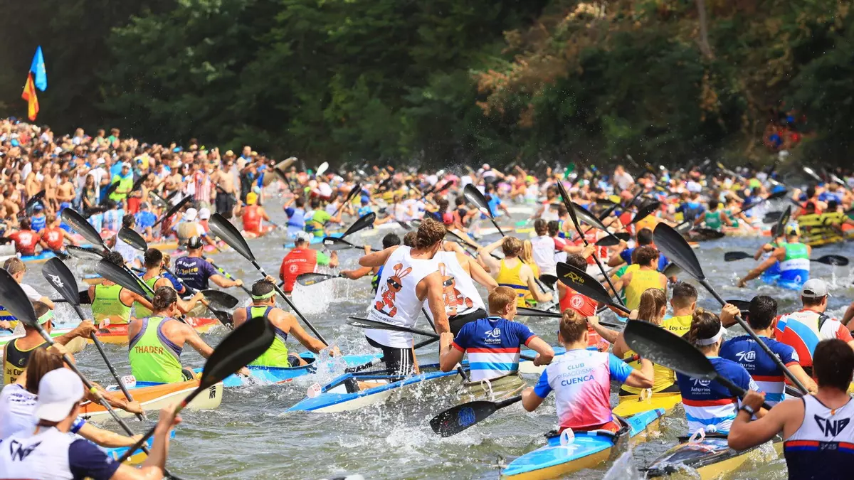 Emoción, nervios y hasta alguna piragua perdida: así vivieron los palistas la multitudinaria salida del Descenso del Sella