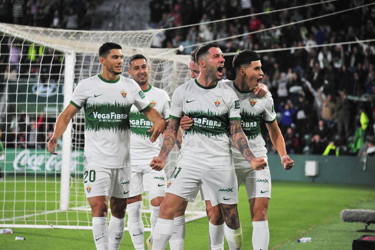 Tete Morente celebra el segundo gol del Elche, en el partido de la primera vuelta frente al Amorebieta