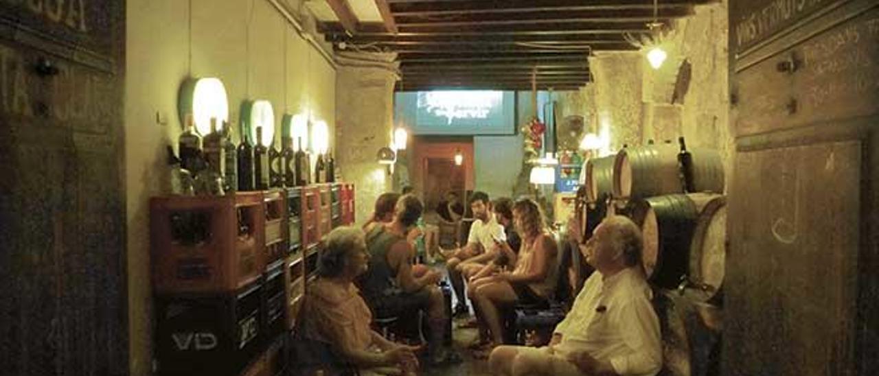 Degustando vinos de la tierra en la bodega Santa Clara.