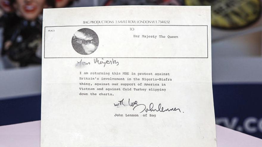 Copia de la carta de John Lennon a la reina Isabel II. // The Beatles Story