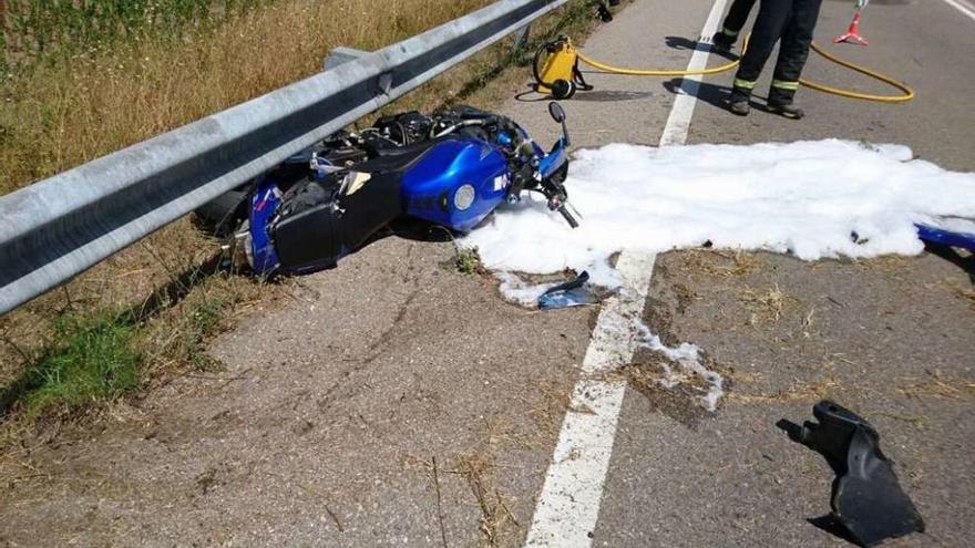 La moto de las víctimas, tras el accidente ocurrido ayer en la N-120, en A Rúa.