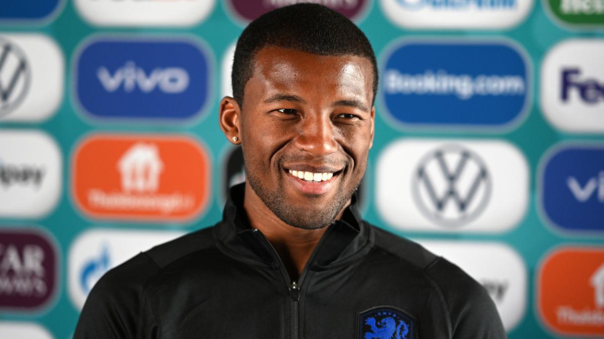 Wijnaldum, atendiendo a los medios