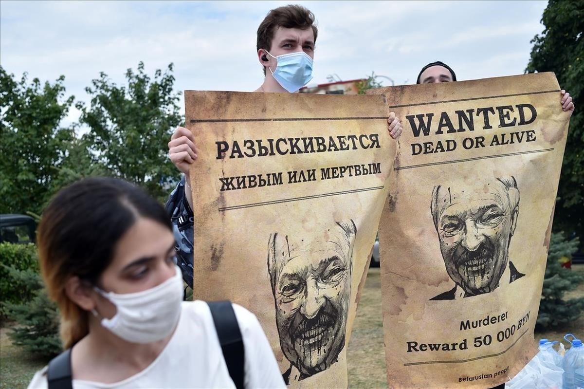 zentauroepp54539329 people holding placards with an image of belarus  president 200818172323