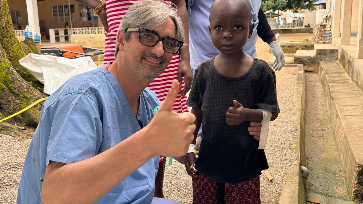 El doctor González Rivas, con uno de sus pacientes.