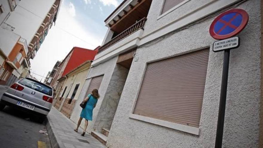 La calle Vicente Blasco Ibáñez de Elda es una de las primeras en instalar contra vados.