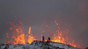 La erupción del volcán en Islandia sigue disminuyendo y ya solo dos chimeneas expulsan lava