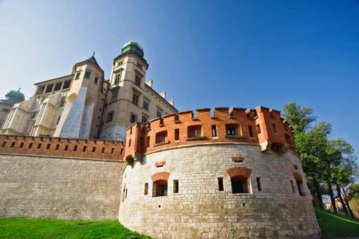 El actual Palacio Real de Wawel es de estilo renacentista y fue construido en la primera mitad del siglo XVI. El actual Palacio Real de Wawel es de estilo renacentista y fue construido en la primera mitad del siglo XVI.