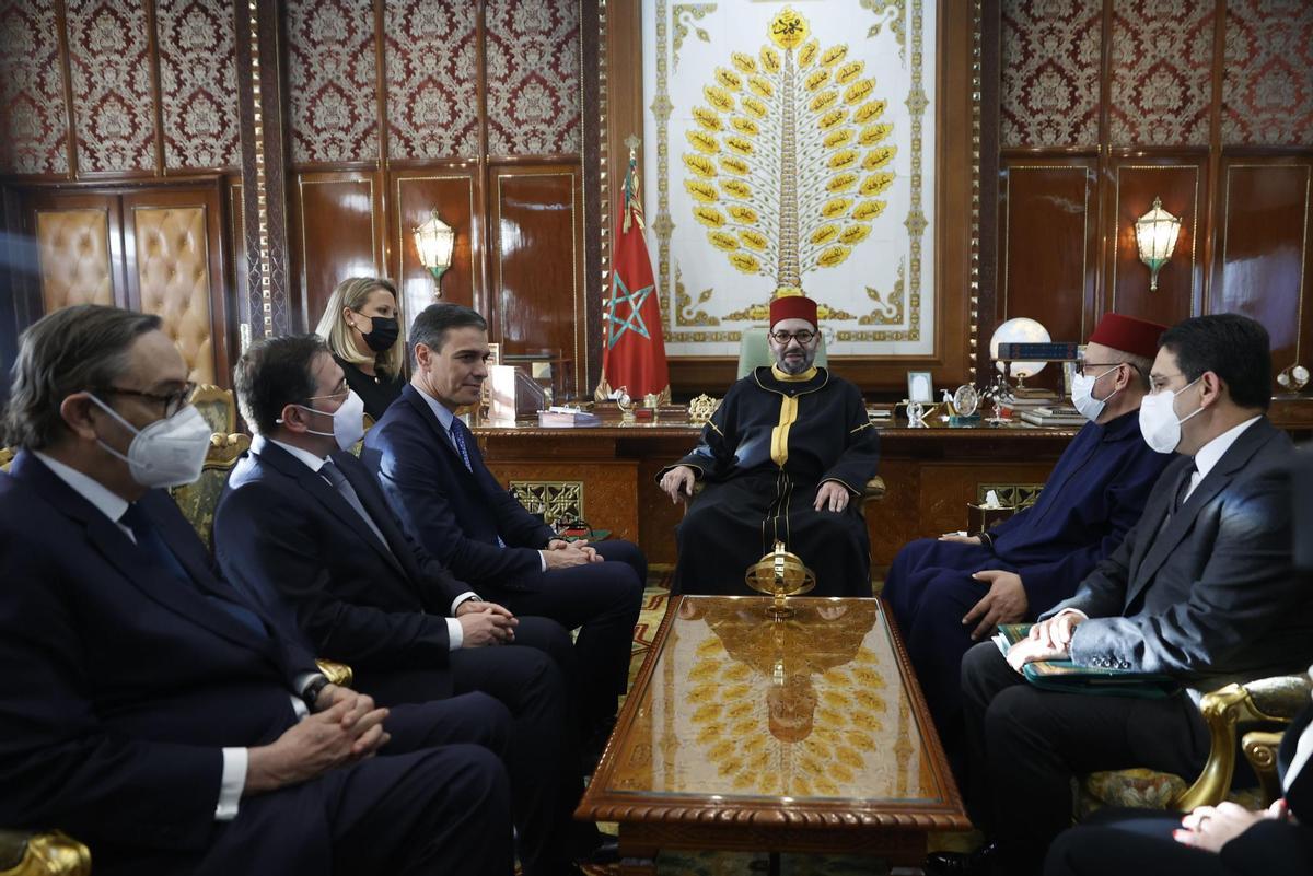 Pedro Sánchez en la reunión con Mohamed VI en Rabat para reestablecer las relaciones diplomáticas.