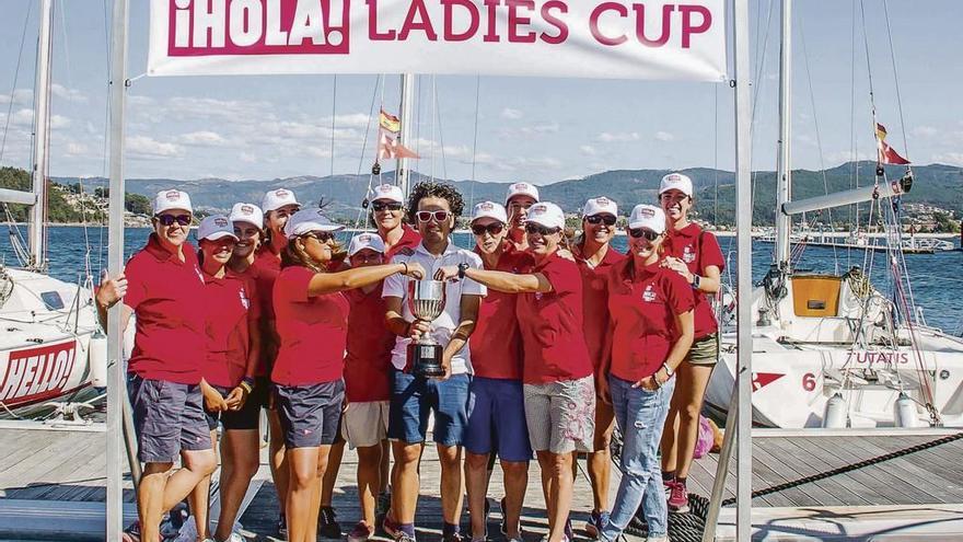 Sorteo de barcos de la ¡HOLA! Ladies Cup, en el pantalán de Baiona. // Rosana Calvo