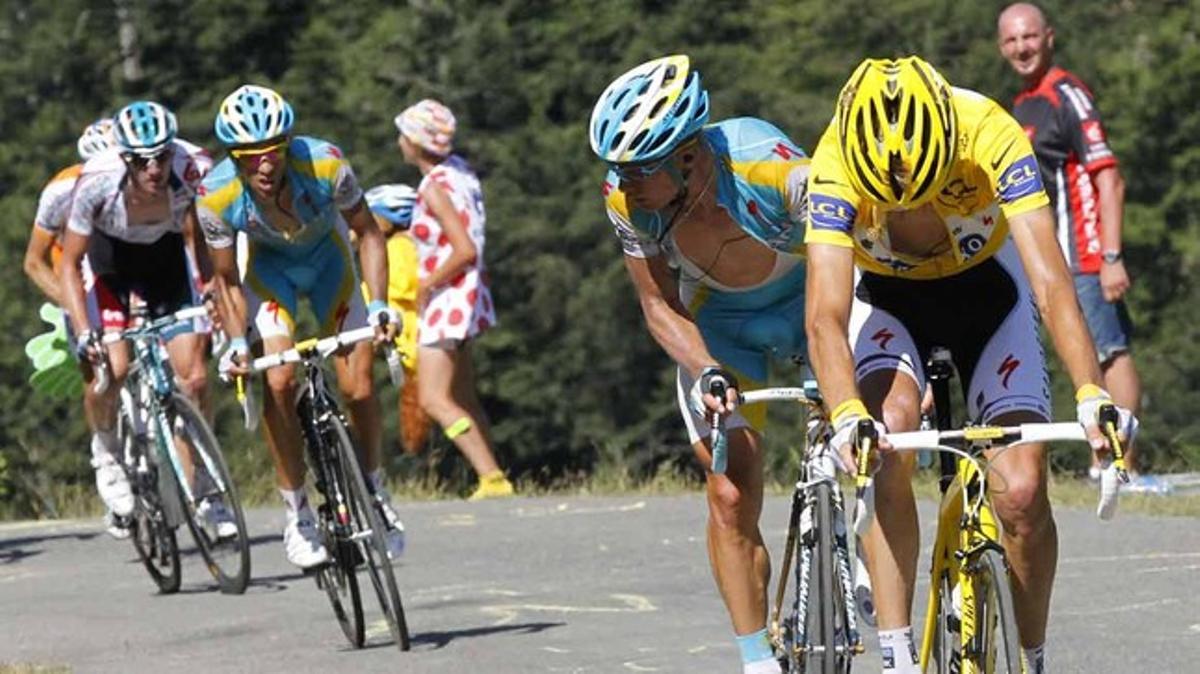Andy Schleck, el en momento de darse cuenta de que la cadena de su bicicleta habiá saltado, en ascenso del puerto de Bales (15ª etapa), con Vinokourov y Contador siguiéndole