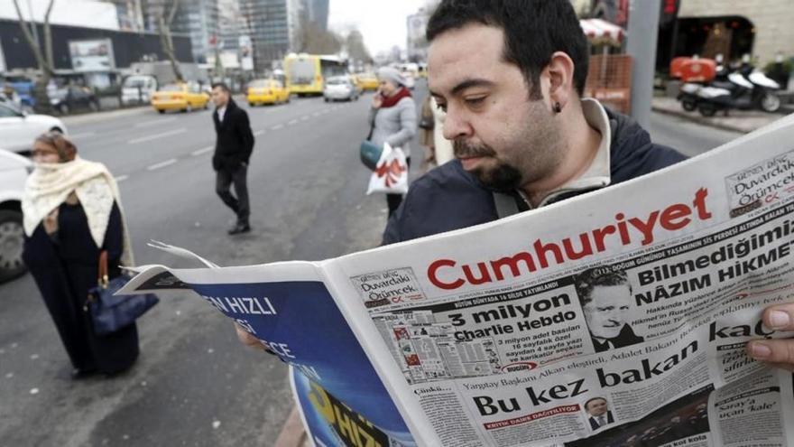 Turquía detiene a 9 directivos y periodistas del principal diario de la oposición