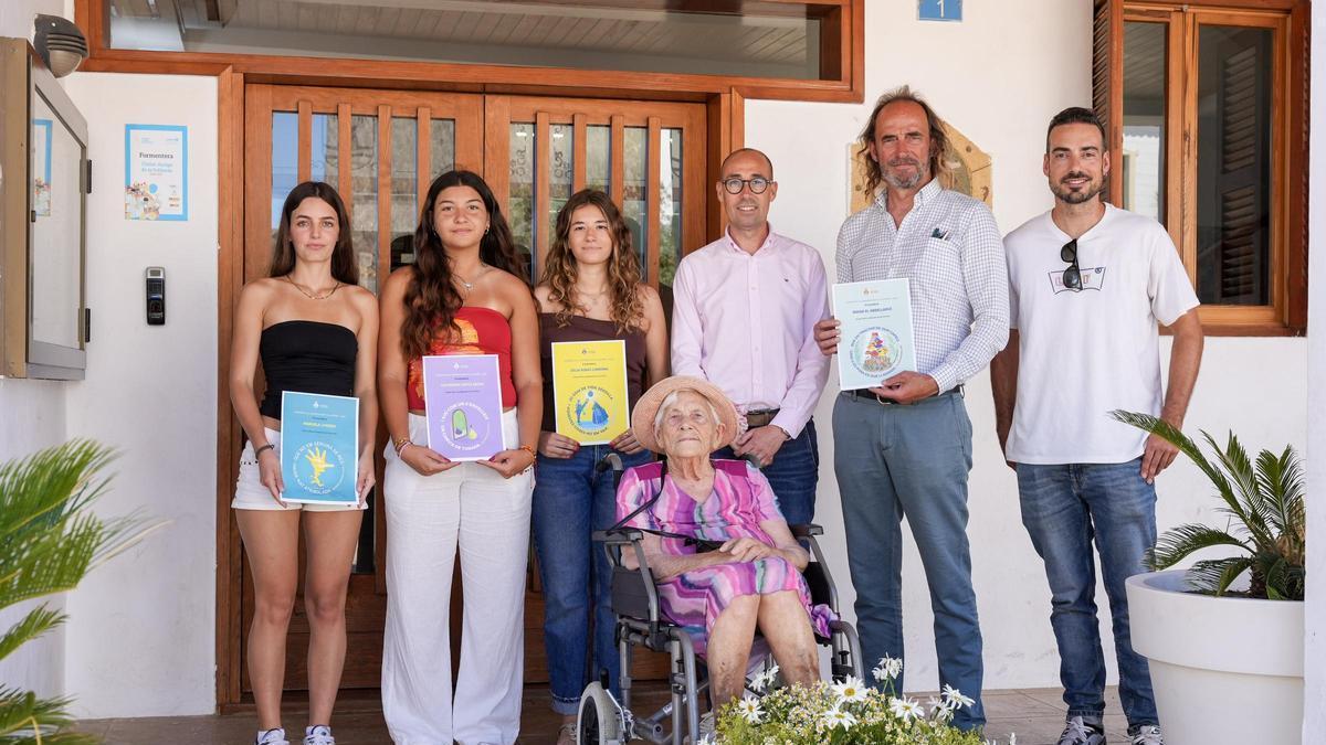 La cantadora junto a tres de las alumnas del IES Marc Ferrer que han participado en el proyecto