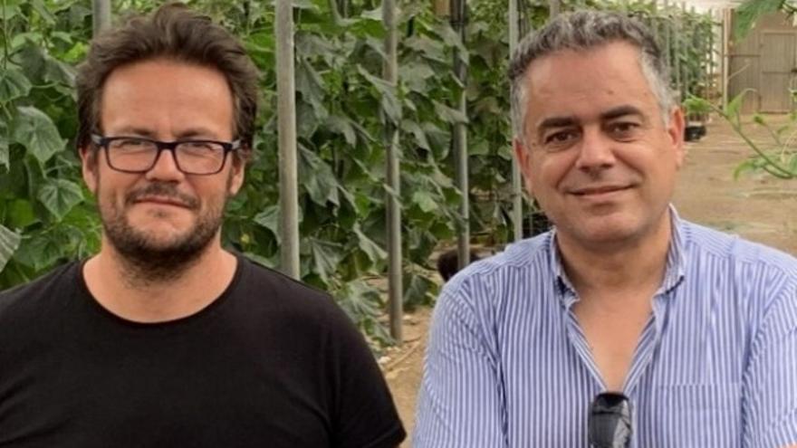 Jose Miguel Moreno Cano, agricultor de Almería, y Eduardo Molero, delegado de Marketing de la compañía.