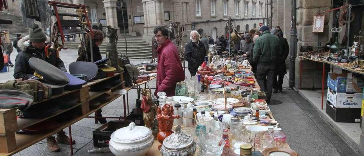 Aspecto del mercadillo de antigüedades navideño de la Plaza Mayor. // Iñaki Osorio