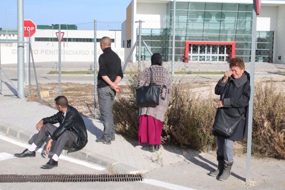 Los familiares de los inmigrantes irregulares internados en el Centro Penitenciario Málaga II, situado en Archidona, se agolpan cada día a las puertas de la prisión