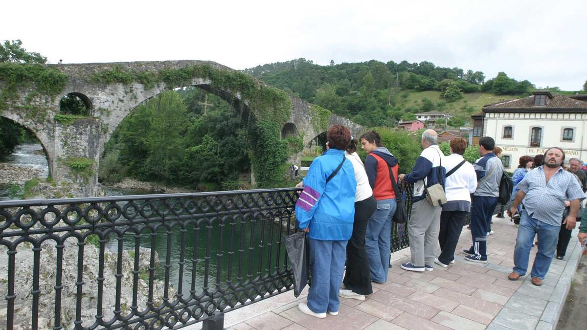 Turistas junto al puente &quot;romano&quot; de Cangas de Onís.