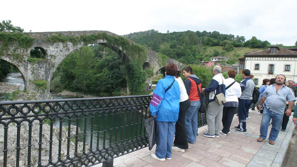 Turistas junto al puente "romano" de Cangas de Onís.