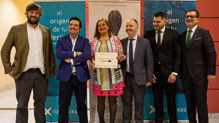 La presidenta de la Diputación de Pontevedra, Carmela Silva, con el director del filme, Alberto Bahamonde (2º izq.), y miembros de la corporación de Vigo, en la presentación del documental en Málaga.