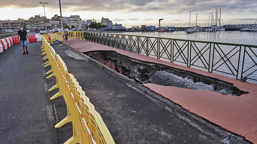 Comienzan los trabajos para reparar la caída  parcial del paseo de Las Galletas