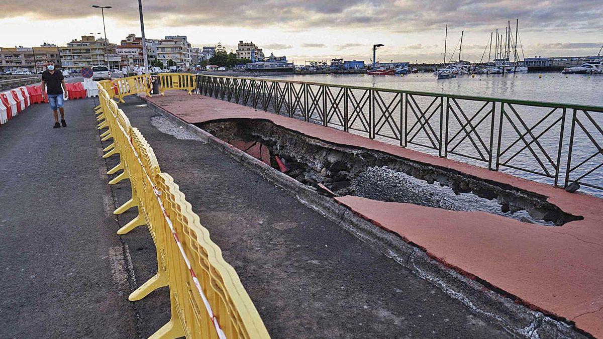 State of the Paseo de Las Galletas after the partial collapse of the retaining wall.
