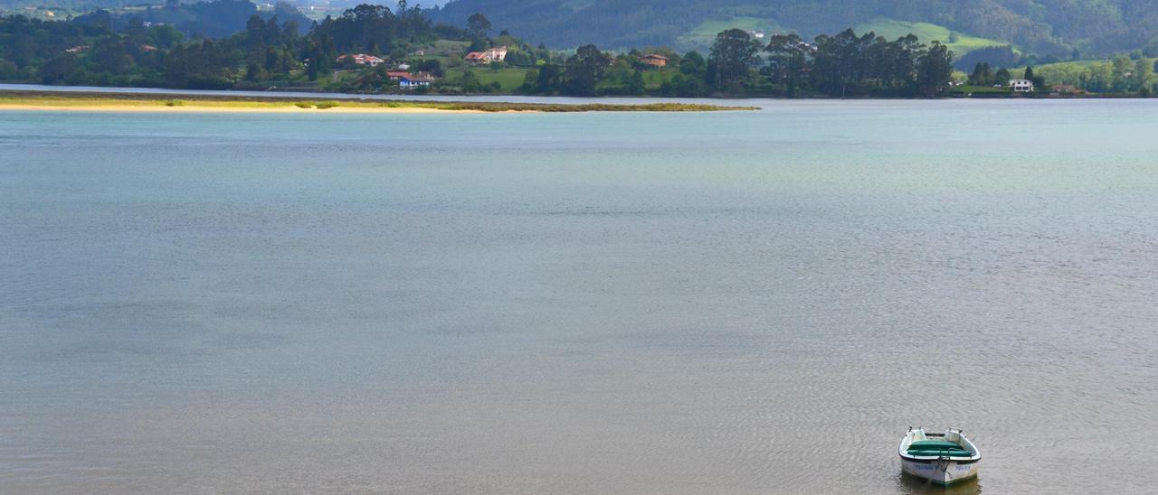 Una barca en la ría de Villaviciosa.