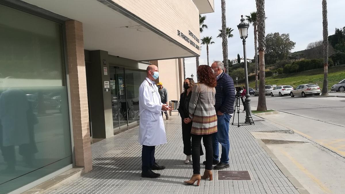 La alcaldesa de Alhaurín el Grande, Toñi Ledesma, visita el centro de salud.