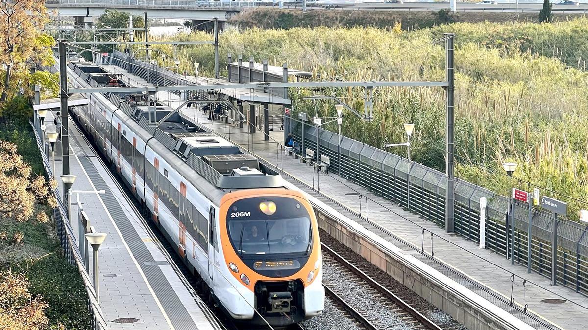 Un tren de Rodalies detenido en la estación de Viladecans.