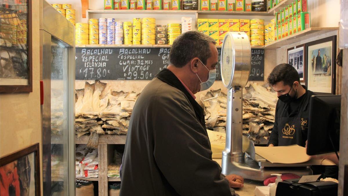 Un cliente compra bacalao en Manteigaria Silva, en el centro de Lisboa.