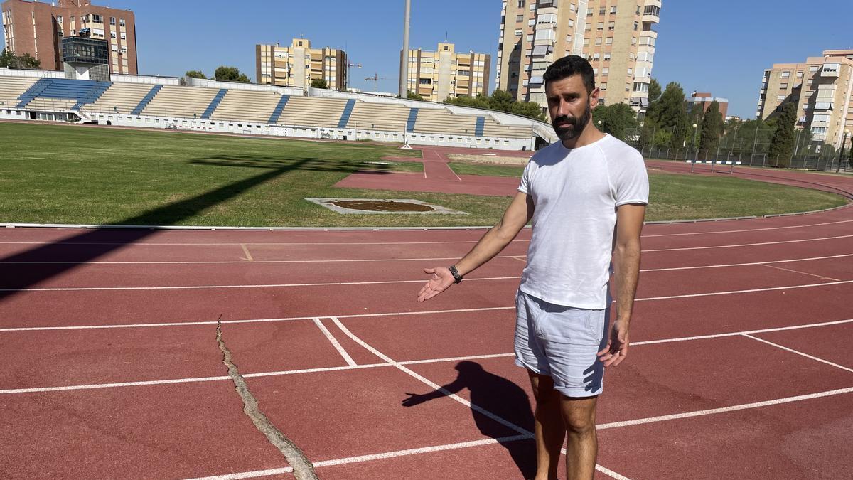 Sergio Berbegal, entrenador del Club Atletismo Alicante, muestra una de las grietas de la pista