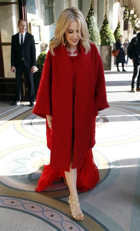 Kylie Minogue, con 'total red' en París