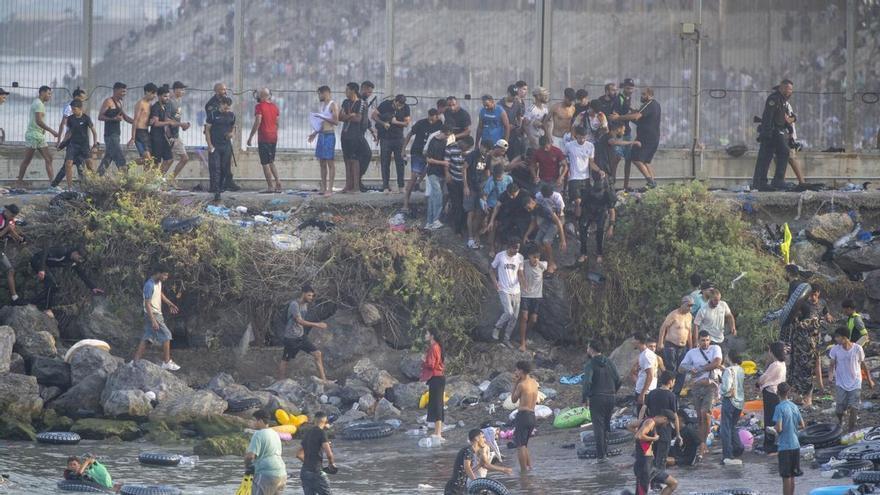 Última hora de la entrada masiva a Ceuta, en directo | Ascienden a 15 las personas muertas intentando llegar a nado a la ciudad española