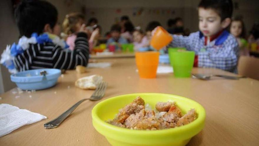 Varios niños en un comedor escolar del municipio de A Estrada.