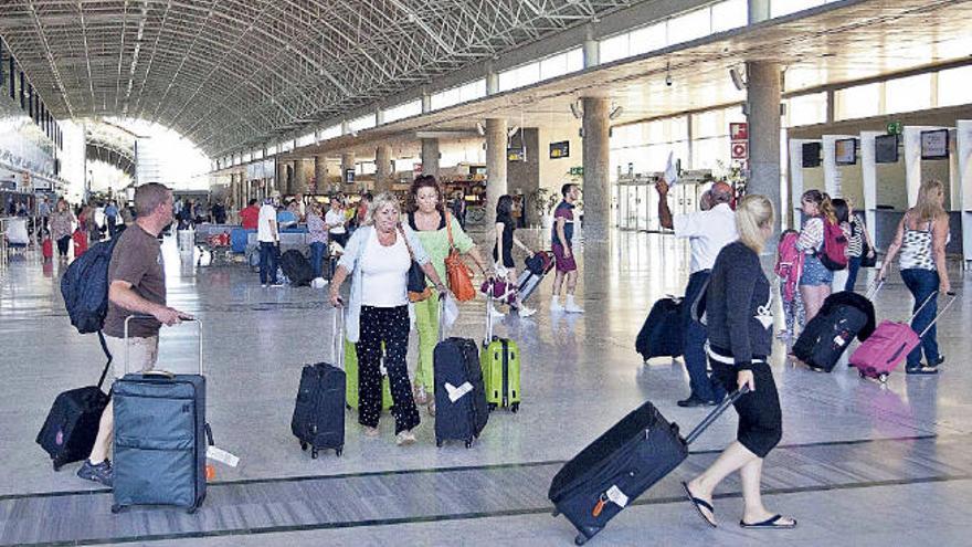 Turistas que transitan por el aeropuerto de Fuerteventura.